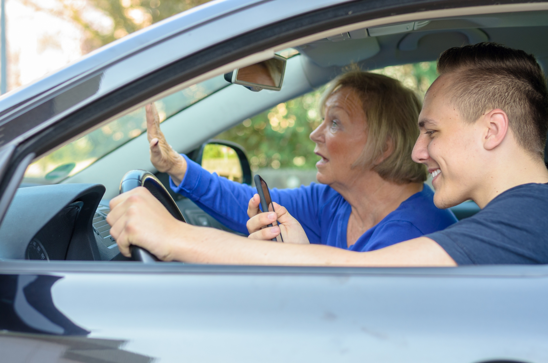 Переведи driving a car. Взаимопомощь на дорогах картинки. Петь в машине Сток. Careful или carefully Driver. Взрослый мужчина в машине стоковые изображения без прав.