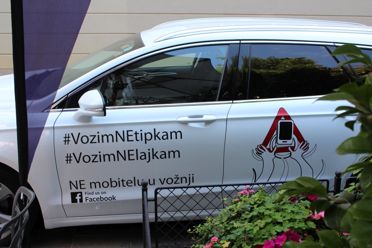 Promotivni automobil Ne mobitelu u vožnji