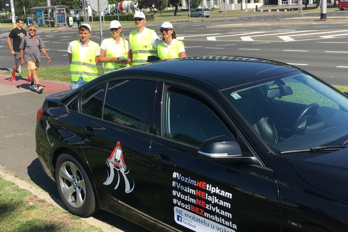 Promotivni automobil Ne mobitelu u vožnji