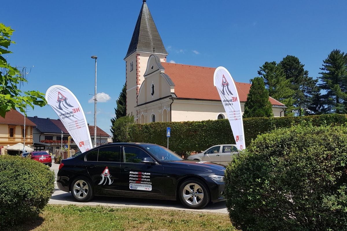 Promotivni automobil Ne mobitelu u vožnji