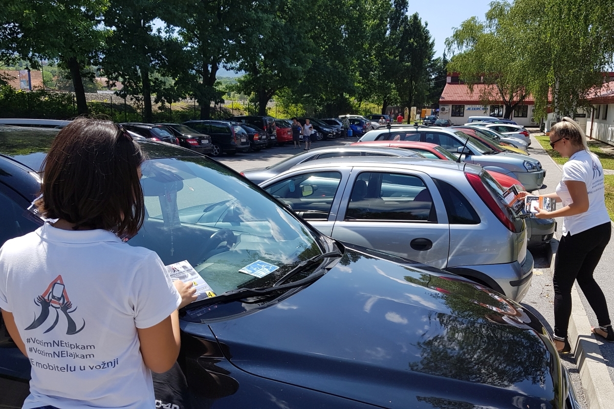 Postavljanje promotivnih letaka Ne mobitelu u vožnji na vjetrobransko staklo automobila