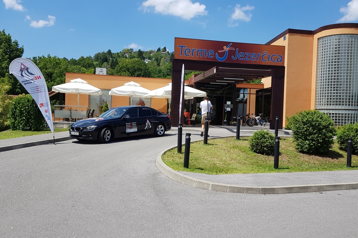 Promotivni automobil Ne mobitelu u vožnji