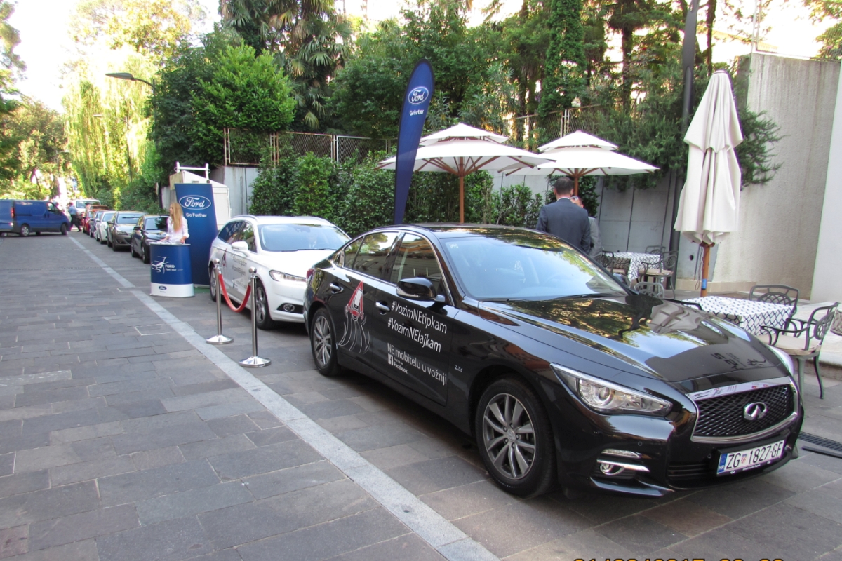 Promotivni automobil ne mobitelu u vožnji
